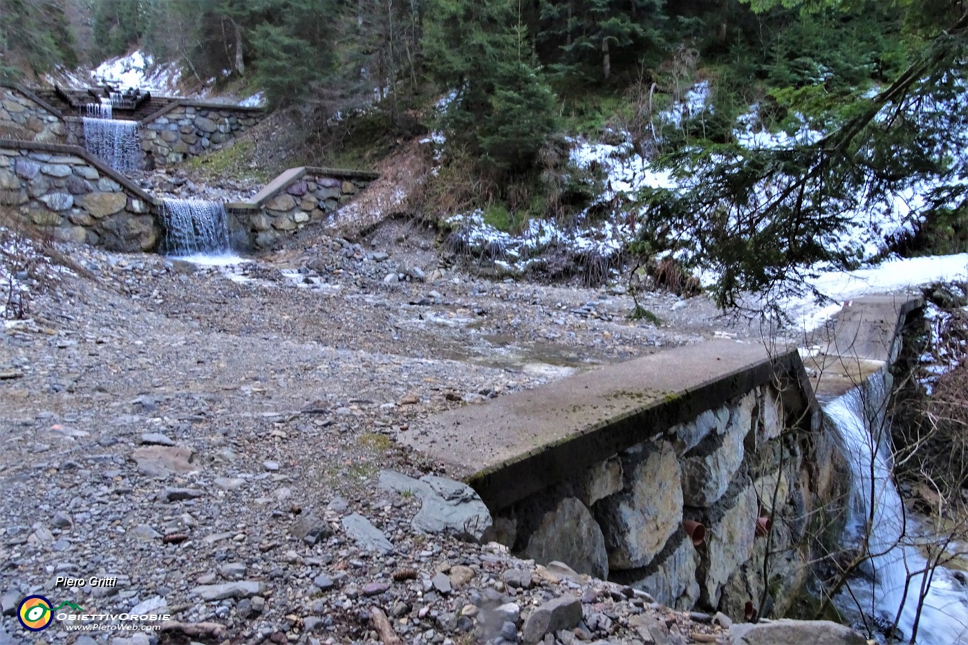 11 Al guado del torrente incomiincia la neve.JPG